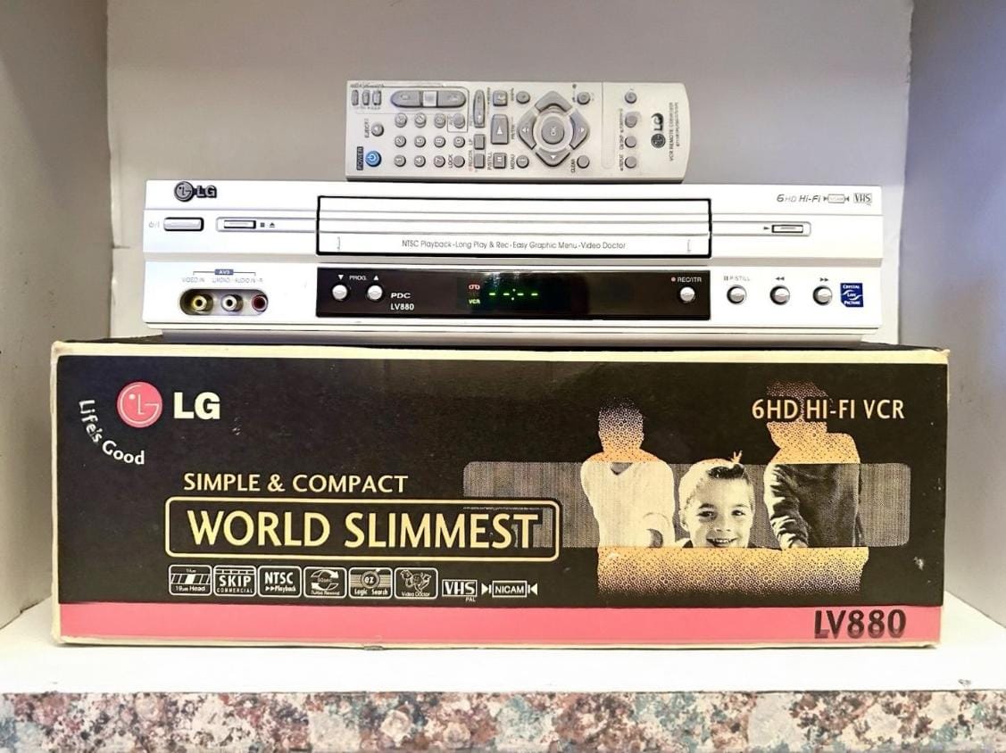 LG LV880 LG LV880 - Image 1